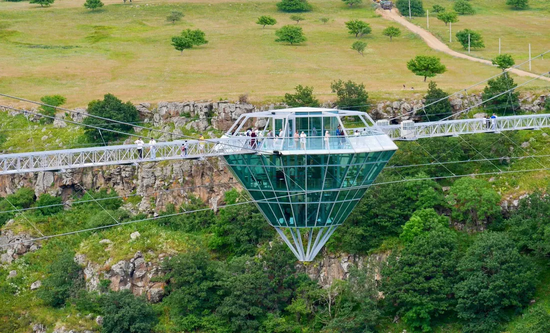 The glass bridge close up